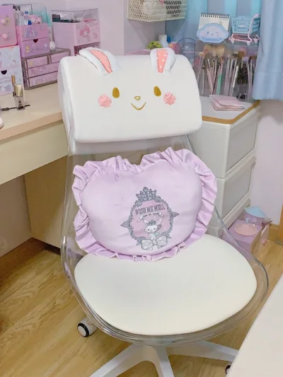 第一次使用竹蜻蜓物流 感觉挺快的 不错哦～这点很满意 包装各方面永远不需要担心  买的靠垫超级可爱的 就是有点心疼运费 和靠垫差不多价格 但是看在它这么可爱的份上也值了 还有这个黄色碎花发绳 也超划算 好价挖到好物 又是开心的一天 继续第八弹买买买