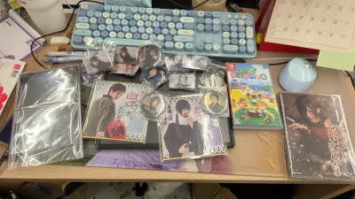 买了很多自家爱豆的纸片和铁皮吧唧，13年开始用萌购到现在已经10年了，虽然从上海海关走被税了，还是很开心，毕竟薄myu到现在的纸片基本都是靠煤炉和骏河屋！能一整套购入说实在很省钱了…同时也买到了学生时代买不起的碟，算比较圆满了吧。