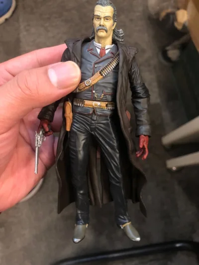 麦克法兰合金装备1的左轮和德州电锯杀人狂老莫迪，都是老物了，造型实在是太帅了，20年前的老玩具还没有老化真是万幸，值得入手！