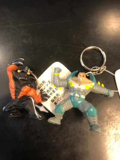 麦克法兰28代指挥官再生侠，28代就这样莫名其妙的收全了，没有刻意全是缘分，小钥匙扣真是太有意思了，这套应该也要收全才好玩