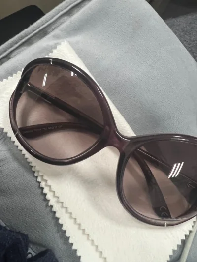 也是今年的最后一单啦 下一单快合单了 咋都得1月份才能收到了 这回有点急用 所以直接单个墨镜走的ems 运费还可以 但没被税就是好事
个人很喜欢tf的墨镜 也已经有好多个了 不差多这一个 和描述的差不多 墨镜没什么瑕疵 盒子和其他的确实有使用痕迹 感觉更像是 盒子和...