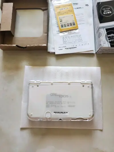 new3dsll珍珠白，真的非常漂亮，机子是雅虎日拍淘的，卖家描述真实，选的是海运件，大概25天到手，还不错！