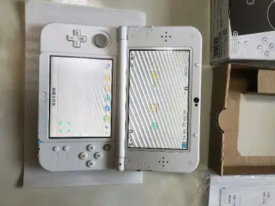 new3dsll白色，一看到白色就忍不住，哈哈哈哈，又买了一台，机子成色比上一台更好，很满意，愉快的一次购物！