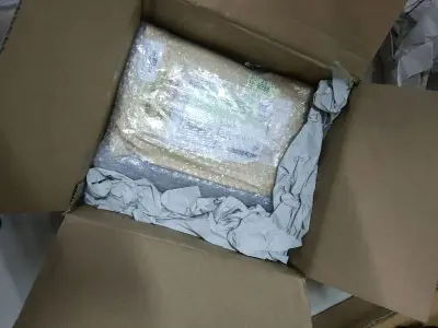 蹲了这么久终于让我收到梨棒了???还有azalea的场t真不错?包装简直完美，应援棒一点都没受损，下次继续购买！