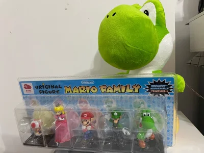 之前就非常喜欢耀西！然后被我找了好多天终于看到好价的娃娃了！并且我超喜欢图上的马里奥之家手办！这款是需要任天堂会员积分兑换才会有的手办 非卖品被我逮到了简直不要太幸运！没想到到货之后超级大一排！做工甚至跟Amiibo比都不相上下！！整整齐齐的一家合影?！