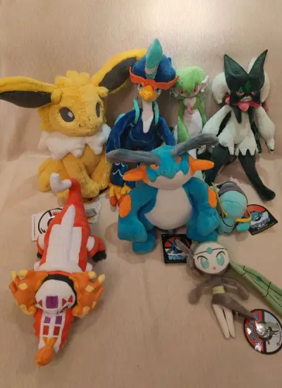 又来分享我的宝可梦毛绒海淘啦！真的很喜欢原创系列，一部分原因是因为吊牌。哎，现在全成了没啥特点的精灵球白牌了，太可惜了。这次终于是淘到了沙奈朵，想要很久很久了，煤炉上价格一直下不来。朱紫的御三家也做的不错，不过这个假面喵感觉还是差点意思。

然后这次依然依然是走的海...