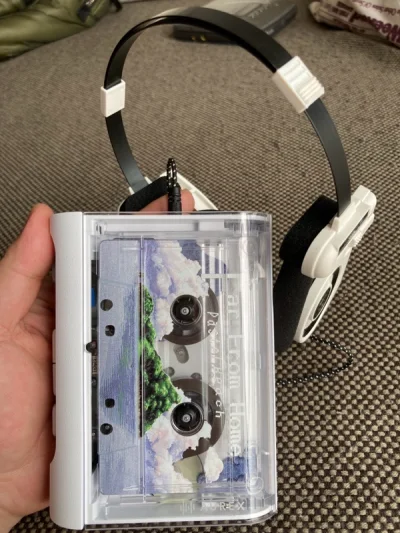 满足了童年的回忆了，没想到现在还在做磁带机。用任意淘随便翻翻就遇到了，运气很好哦。包裹外面还覆了薄膜、能得到更好保护。