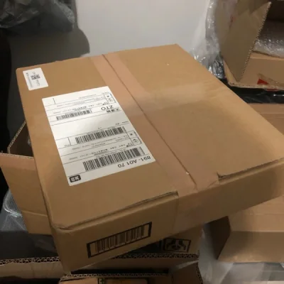 这个扁盒子运送贴纸类的还是挺匹配的。之前用这种盒子也运过塑料模型，压的一塌糊涂，对这个型号的箱子深恶痛绝。