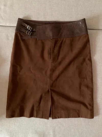 刚收到，物流很快，裙子成色很好，超好看。本来没想到能找到这一件，没想到在挖煤姬上找到了，很开心，以后有什么都会在挖煤姬上搜搜看