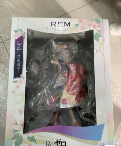 这一款是脸做的非常不错。比较有特色的一款蕾姆。这款还有特典。有动漫中怠惰的面具。这款可玩非常的高。喜欢的可以买