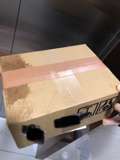 这一箱包装的挺紧凑的，但物流运输过程中箱体粘到了别的液体湿掉了，闻着是消毒水的味道，但还好里面的小可爱没有问题，可以的