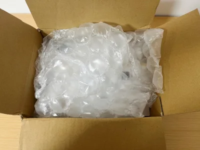 偶尔看到一些纸片、立牌的好价就随手切了，东西少价格不高就尝试使用了竹蜻蜓。从合单到到手，差不多两周半时间。包税代清关速度很快，还是空运回来的。因为没有易碎品，就没有选择加固，但里面有泡泡纸，东西没有损坏。虽然不是第一次在挖煤姬上买了，但却是第一次使用竹蜻蜓，真的很方...