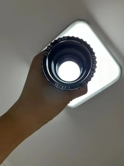 幻灯机的成色非常新，镜头通透干净，还有箱子和说明书，等拍出来的反转片洗出来就可以美美投影了，很好的购物体验