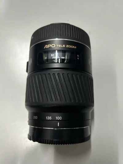 镜头的成色很棒，卖家如实描述，镜头镜片通透，没有霉灰，功能也都完全正常，镜头的配件齐全，邮费不贵，到货也很快