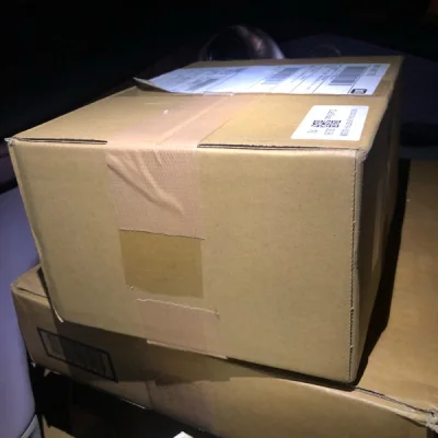 这包装箱好，比那款扁盒子会让人放心的多。毕竟有缓冲空间，稍微哪怕被压凹陷一点，也不会损坏到心爱的物品。那个扁盒子就不行，压一下就完蛋了，没有缓冲空间，都是物品在里面撑着。