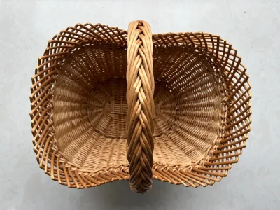 法国南部的这种用柳藤编织的篮子是非常漂亮的，是他们当地的一种传统特色产品，随时间推移会慢慢地变成琥珀色，这是这种产品为人称道的一种特色。