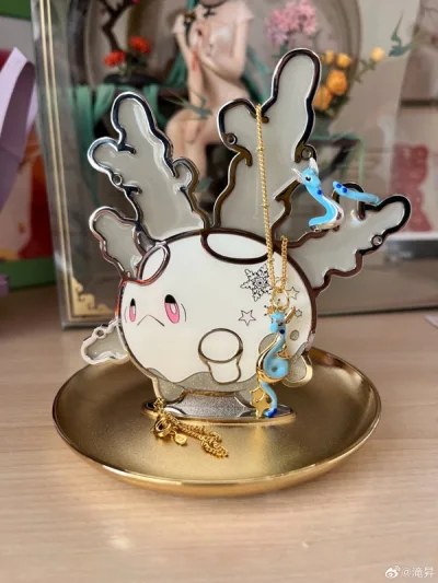 终于从煤炉淘到了这款圣诞节伽勒尔太阳珊瑚的首饰架。实物真的太美丽啦。本来担心会很重，结果意外的轻？不得不说pc是真的很会出这类周边，喜欢珊瑚触角的质感！就是可惜我没有什么首饰往上挂。也许挂点挂件之类的也不错