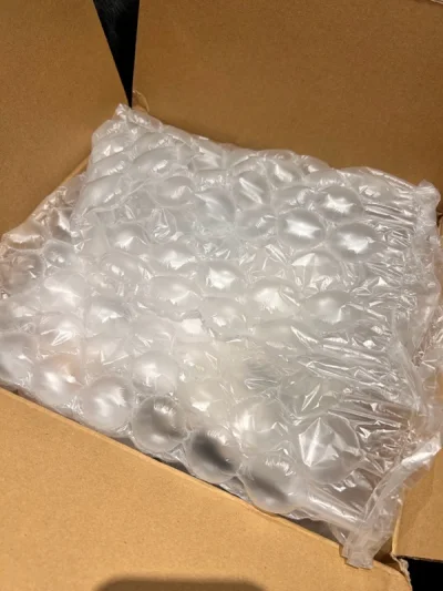 淘了一个骏河屋的骨架米奇，入库时显示有1400+g，就凑了两个公仔发了一箱竹蜻蜓刚好卡在了1900+g。合单之后两个不到500g，差距略大…可能是骏河屋用箱子发货吧，所以入库时才这么重….好在竹蜻蜓运费便宜，骏河屋也便宜！
而且竹蜻蜓包的很好，泡沫纸几乎填满了我仅装...