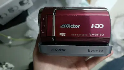 第n次挖煤了，但是是第一次分享！
宾得q真的好可爱好可爱啊！还是没忍住颜值攻击，买回来时收藏当一个小玩具
victor的dv机是我第一个有底座的设备！！！酷死啦！ 电池?很耐用，适合记录生活，舍友生日就是用它录的视频，当然没有手机清晰，但是很有意思！
后面带了宾得和...