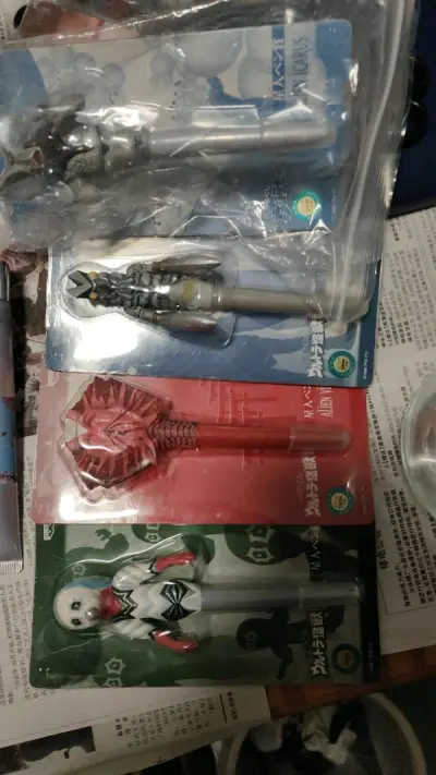 2007年万代发售的赛文奥特曼40周年系列纪念商品，块头不大但是涂装很精致，经典的怪兽宇宙人变成了可爱的储钱罐，金古桥，克雷奇贡，庞顿，基耶龙星兽等经典怪兽做工很棒。