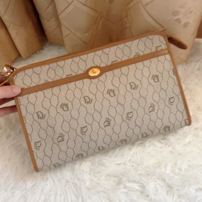 这一次收到的包包太满意了，每一个都很好看也很喜欢!成色非常好而且价格也很便宜!太棒啦!还有许多包包在途，希望也跟这次一样让人满意!物流快而且包装非常好，很喜欢