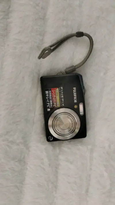 淘的佳能CCD和富士CCD收到啦。两个相机成色都很新，市面上很难再买到了，超级开心在挖煤姬以合适的价格收到了，耶！包装很好物流很快，很棒的购物体验。