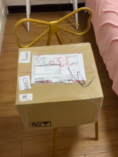 这次入手的是布丁狗和啵啵兔的大脸包 尺寸不是很大但也不小 物流选择的依旧是ems 因为在乎速度和自己可以填写面单 收到的时候是一大箱满满当当的 铺满了泡沫纸 两个包包拿出来的时候有一点点的皱 rua了几下就好了 很开心挖到可爱的小玩意 会继续支持挖煤姬。