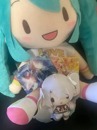 在樱花妹手上入了这个fufu，还送一只小fufu，一大一小还有两张卡，真的是诚意满满呀，走竹蜻蜓不贵，重点还没有被税，第一次入手世嘉的fufu，到手发现大fufu还真的比较大，吊牌也都还在，基本算全新了，总算圆了拥有了第一个fufu的梦了呀