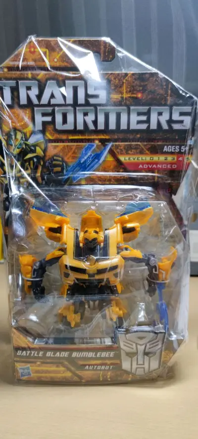挖煤姬第二单，全新未开封 纯日版变形金刚 AA-02 战刃大黄蜂，偶然看见雅虎拍卖上有这个，这个当年很抢手，拍之前看卖家描述说是盒子有多处损伤，这个款大黄蜂发售于2010年，十多年前的的东西了，盒子破损也正常，就没太在意，日本卖家的一贯操作，打包太好导致国内运费较高...