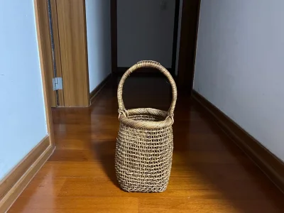 之前以为是一个小家伙，打开来一看，非常的惊喜，因为那是很大很坚固的一个，编织的工艺非常讲究，有收藏价值。