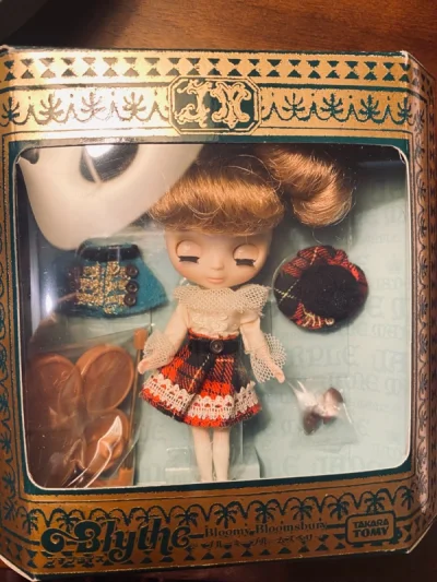 已经购买多次了，感觉这次竹蜻蜓很快呀，如果符合要求还是竹蜻蜓划算。购买的娃很漂亮，好像是全新的，保存完好，这个娃也特别漂亮，衣服很精致，会继续挖煤哦。