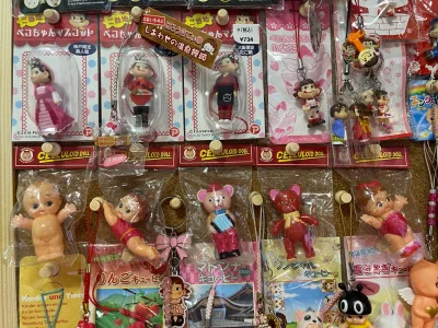 用很实惠的价格淘到了赛璐璐人偶扭蛋，并且是未开封的，真的很开心，小小一个太可爱了！
从另一位卖家那里买了4只小丘比，这种有头发的丘比我觉得很少见，收到以后我给他们穿上了自己做的衣服，卖家保存的很好，干干净净非常可爱，手感也非常好，真的太喜欢了！
另外还有一整套的05...