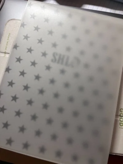 这回只发了一单，十多张生写和一个立牌，卖家都放在生写册里寄来的，试了一下ems，等级优惠加上积分抵扣还算划算，包装一如既往的安心，但是总共花了十一天才到手，可能年底比较慢吧，不过也没有被税顺利拿到手了，整体还算不错吧