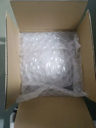 包装和打包还是一如既往的完美，到位，透明宝可梦，好喜欢啊，真爱了爱了，挖煤姬，棒棒哒，支持支持。第一次体验EMS，是真的快，虽然被税了，但是收到这些依然是很开心的。好可爱的皮丘。