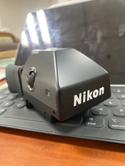 尼康f4的da20取景器，有巨大的取景范围，超级好的质感。费了九牛二虎之力才淘到，是尼康f4的相当稀有的配件了。马上就去美美拍照！