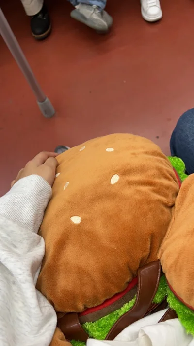 妈呀，这个米奇头形状的大汉堡包真的超级超级可爱，谁懂呀，收到的第一天就迫不及待背上地铁了。回头率超级高。在迪士尼园区内也有好多人问我在哪买的。感谢挖煤姬，让我买到了一直想买但已经绝版的东西～