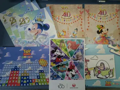        这批宝贝比较多：东京迪士尼和美国迪士尼的明信片各占一半；1976年美国迪士尼明信片册是47年前发行的，已成“古董”了；粗闪画3张，看起来依旧很新！