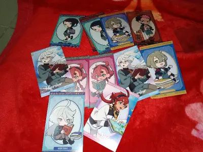 卡片和立牌一起寄的航空小邮件，很顺利的就到了。立牌和卡片包装得很好，斯莱塔真的好可爱！！我蹲这个立牌真的很久了！！购物体验很好。