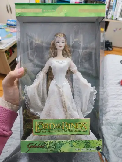 这个卖家的娃娃保存非常完美，已经买过好几个。而且价格还很美丽。图1是指环王精灵女王，图23是芭比世界公主系列的葡萄牙公主和英国公主。