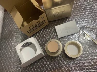 cpb晶钻粉霜，这次买的ocoo，色号稍微有点白了，但还是可以接受，卖家包装的很好。收到完好无损！每一次都是很期待，收到都是很满意！