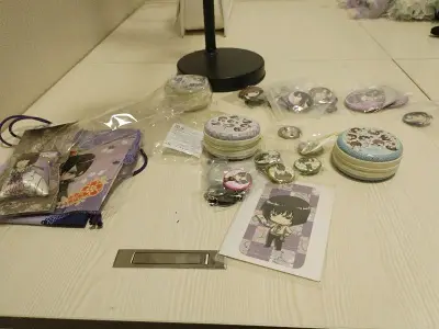 合单审核得比较久，但是发货之后真的很丝滑，清关还不到一天，一下子就送到了。樱花妹的包装都是信封之前还担心会不会压坏，加购了一个加固服务，后面拿到手的时候果然一点晃动都没有，里面的信封也好好用气泡纸分开了，吧唧品相也很好，迫不及待想再切了