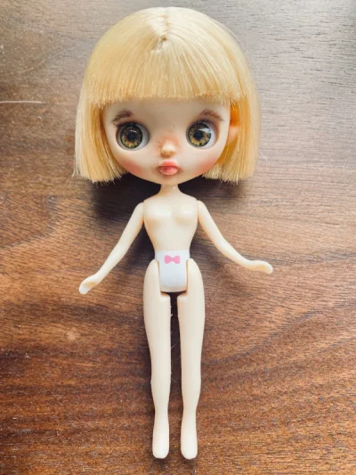 这个作者的娃娃打磨得真是有特色，一看就是这个作者无疑。这次竹蜻蜓蛮快的，超级好，挖煤姬真的是开辟了新的购物渠道，以前每天逛海鲜市场的，现在每天必逛挖煤姬了，非常好?。