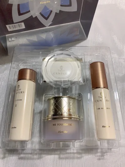 这次买的twany世纪粉霜限定版套盒！
里面的水乳也是超级好用，绝对配得上“贵妇”俩字！粉霜就是无限挖掘了，看到就会买！只有有就会买！