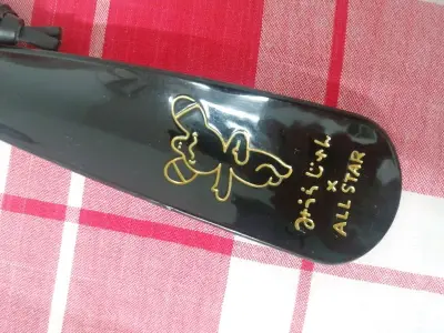 除了鞋 cons联名过很多小物件 做工也很精美。老实说 它们确实已经没有啥实质功能上的作用了，但是也是一种收藏配件吧