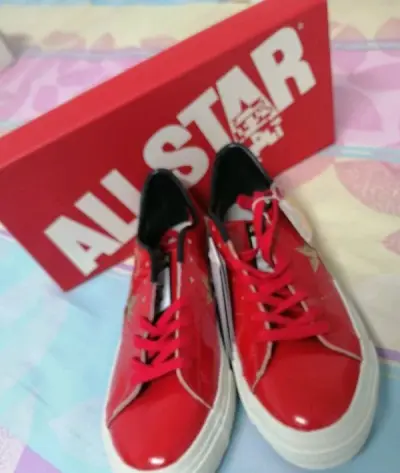 任天堂超级马里奥40周年诚意之作
红色耀眼 诚意满满 各种小细节相当到位
喜欢的朋友不容错过
全套齐全 当时售卖的吊牌也在
盒子也是四角尖尖