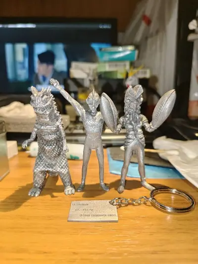 买的一套合金的纪念版奥特曼铁盒，也是一套国内不太好找价格也不怎么低的东西，这次还是通过挖煤姬搞定了，竹蜻蜓的运费也能接受，挺满意的了。