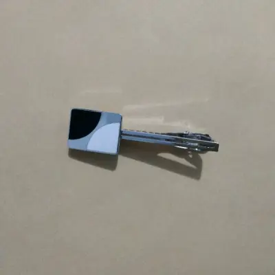 这次因为商品限制尝试了EMS，体验很好。速度快，而且用了积分抵扣后只花了五块钱！领带夹实物比照片新太多，喜出望外。海报顺手买的，保存得很好，一打开就有那味儿了hh，回头买个画框裱起来！