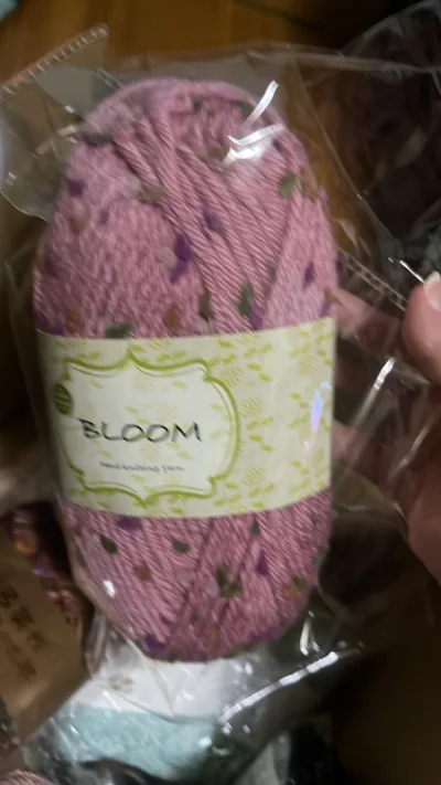 买到好多巨贵绝版线，特别是richmore的金丝线，可惜我没买到绝版钩针，希望之后锦里附体，买到我心心念念没买到的钩针