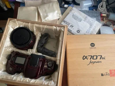 一不小心拍下的，
略微有点翻车，因为没注意到握柄的开裂，
好在机子整体很新，功能也正常，看来只能留作自用了