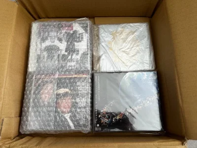 cd选了竹蜻蜓的运输方式，收到的时候都在各自的信封里被卖家包了层泡泡纸，加了内部加固还是会更保险一点。竹蜻蜓还是蛮适合运cd的，差不多一张十多运费那样，差不多三周拿到（从下单到国内），海运最划算但可能等的时间要长一点。
没想到日本那边的卖家对cd保存得这么好，几张管...